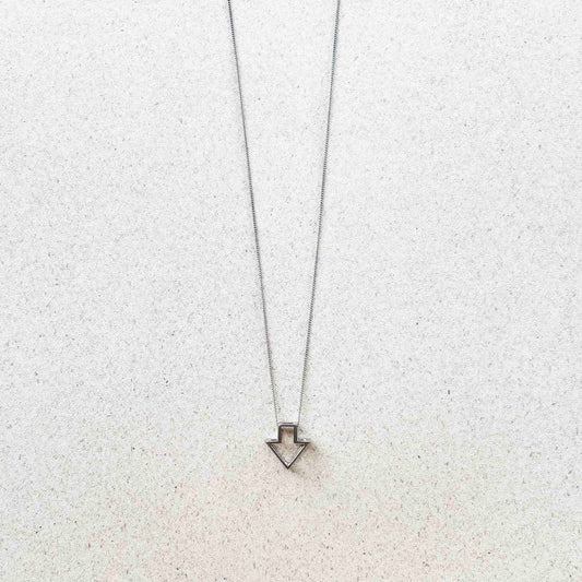 Collar Plateado Dije Flecha Plateada