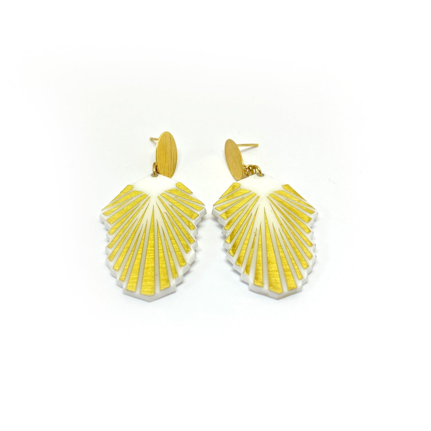 Aretes grande acrilico blanco y dorado de OKO (5314075230371)