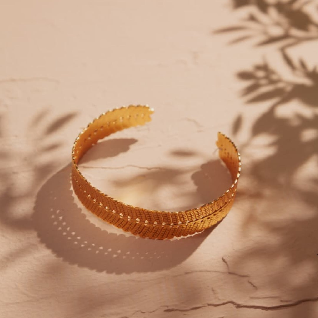 Brazalete Hoja Dividivi Brillo Guajiro Dorado