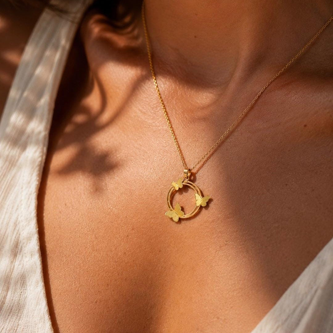 COLLAR CIRCULO MARIPOSAS EN BRONCE CON BANO DE ORO 24K