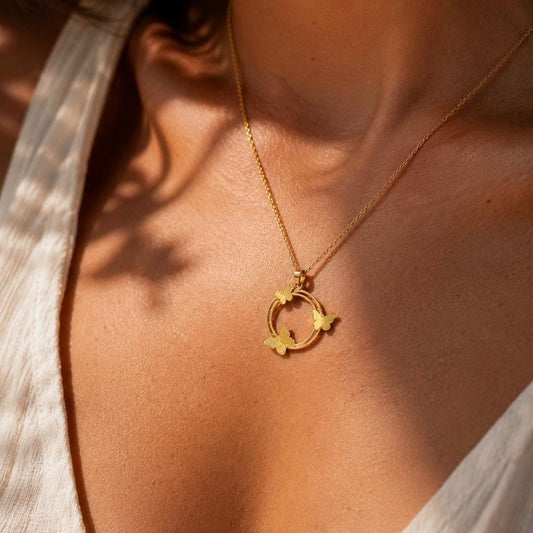 COLLAR CIRCULO MARIPOSAS EN BRONCE CON BANO DE ORO 24K