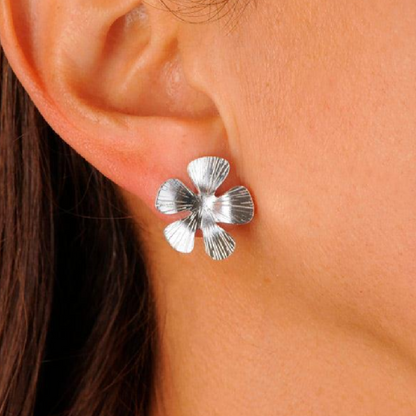 Arete topo pequeño flor Eden plateada