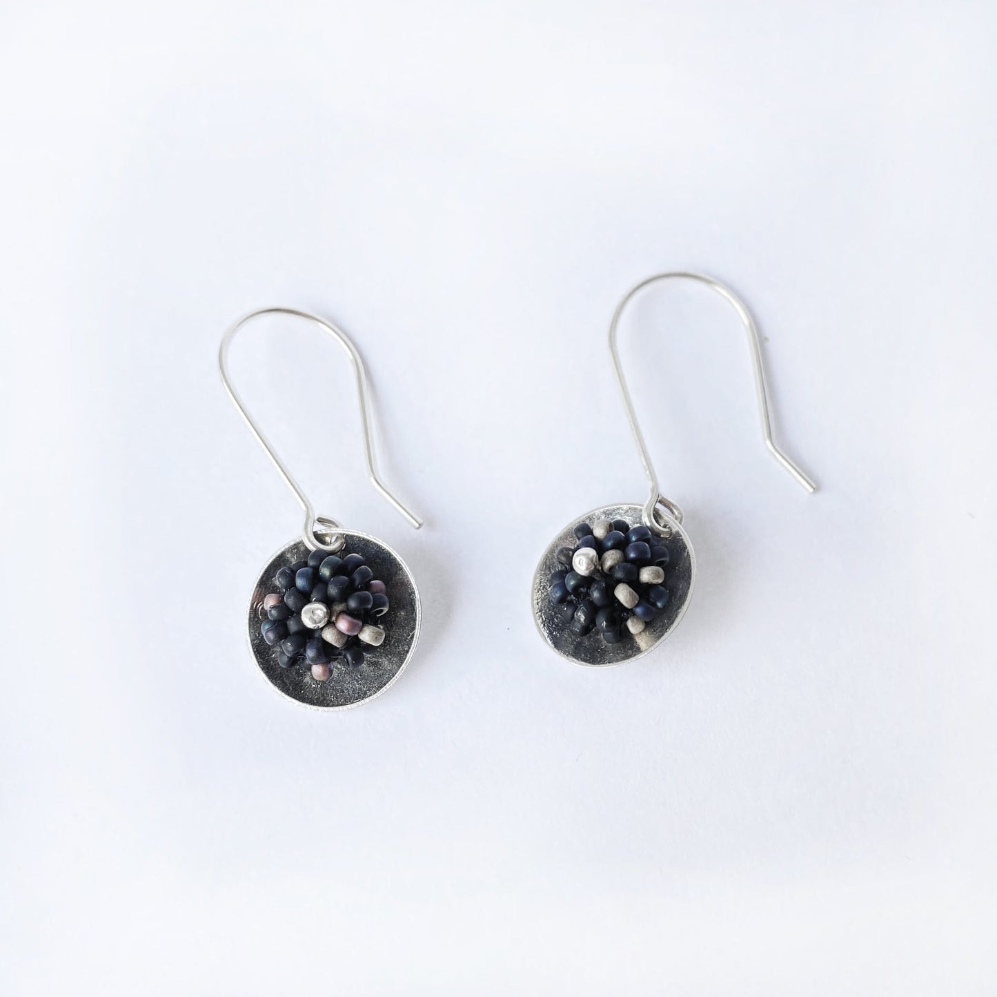 Aretes butido pin negros de  Claudia Fajardo (4562989219940)