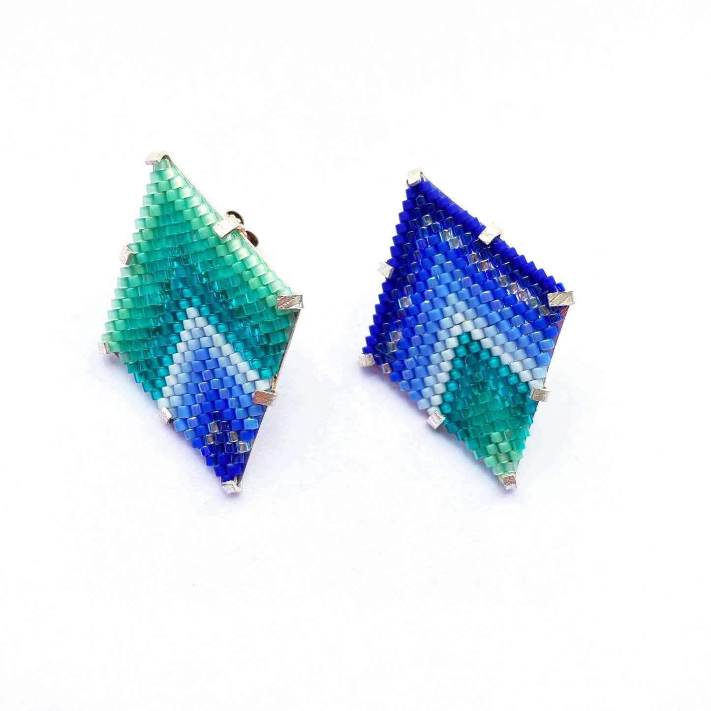 Aretes en plata rombo 16 lineas tejidos con miyukis color azul de Pilar Restrepo (4572511567972)