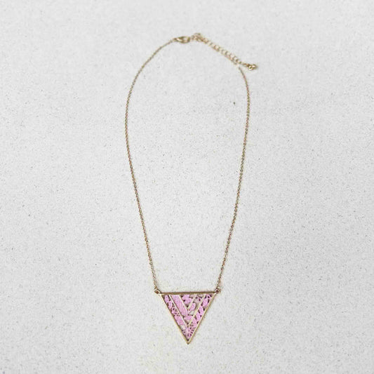 collar dije triangulo rosado