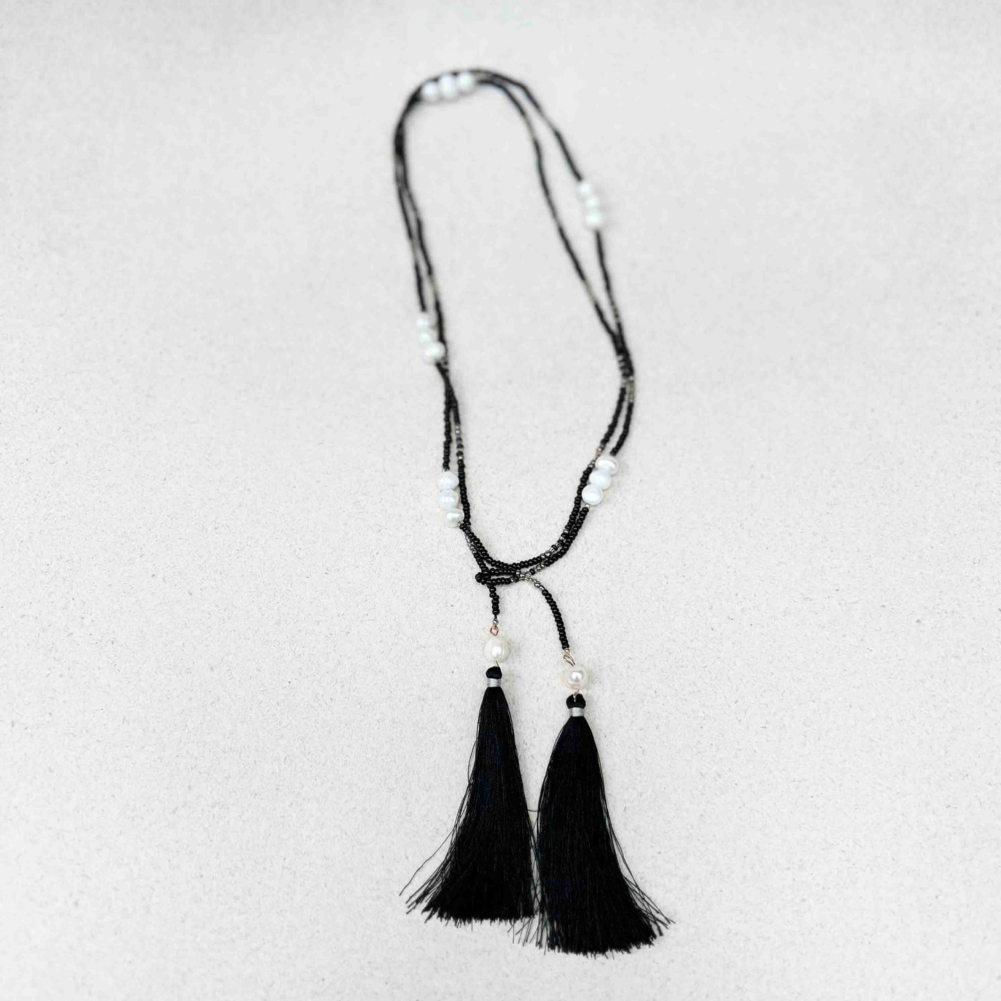 Collar Abierto Largo Cristales y Perlas Tassel Negro