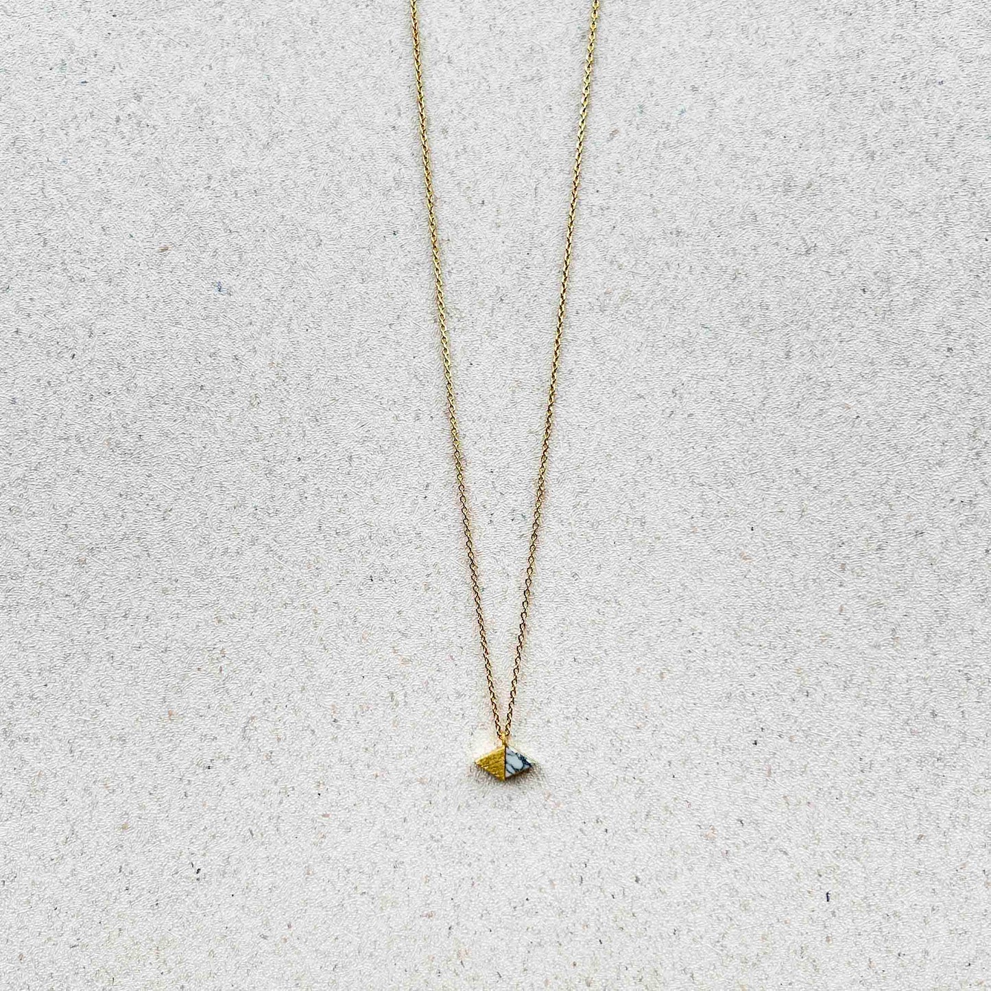 Collar Corto Dorado Dije Rombo Dorado y Piedra