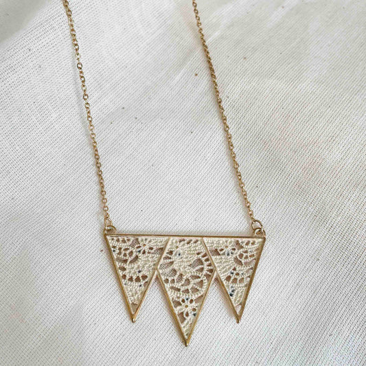 Collar placa maya 3 triangulos beige